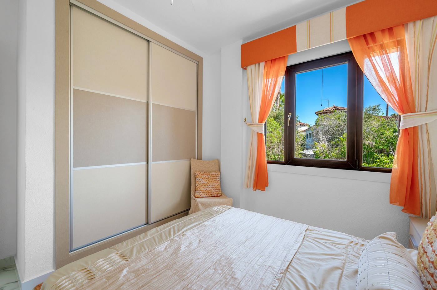 Pool area in villa for sale in Almoradi