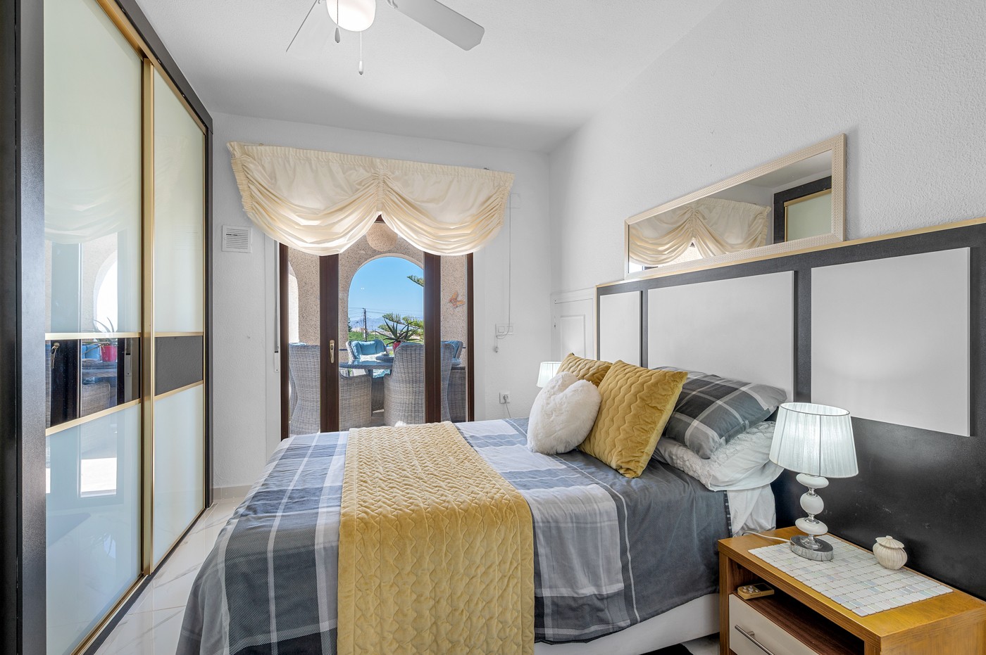 Bedroom in villa for sale in Almoradi