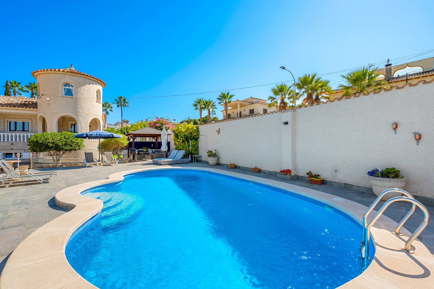 Pool area in villa for sale in Almoradi