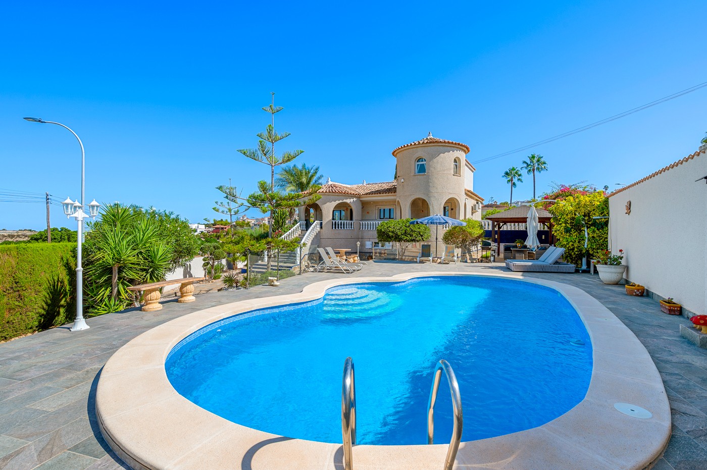 Garden in villa for sale in Almoradi