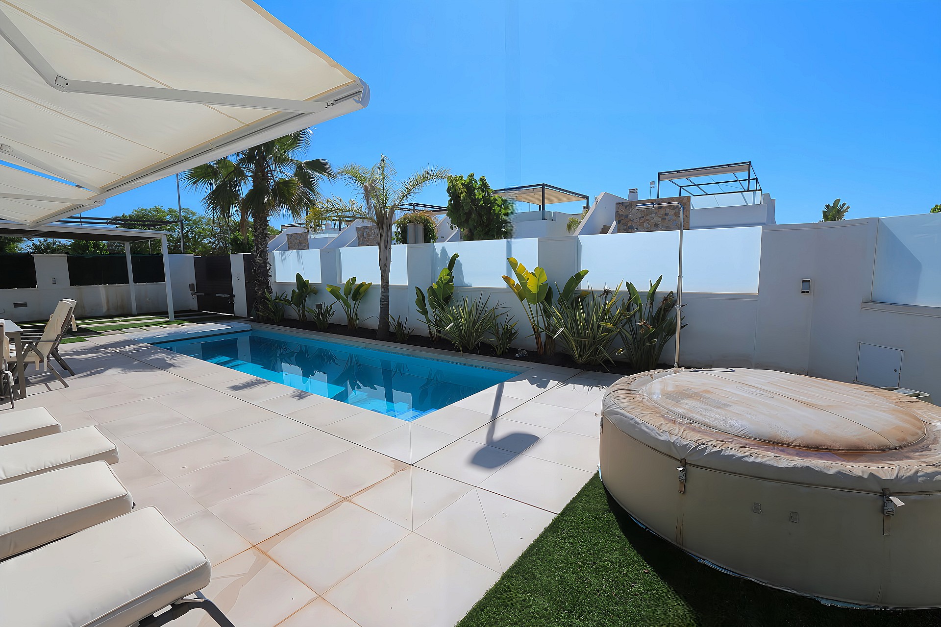 Garden in villa for sale in Pilar de La Horadada