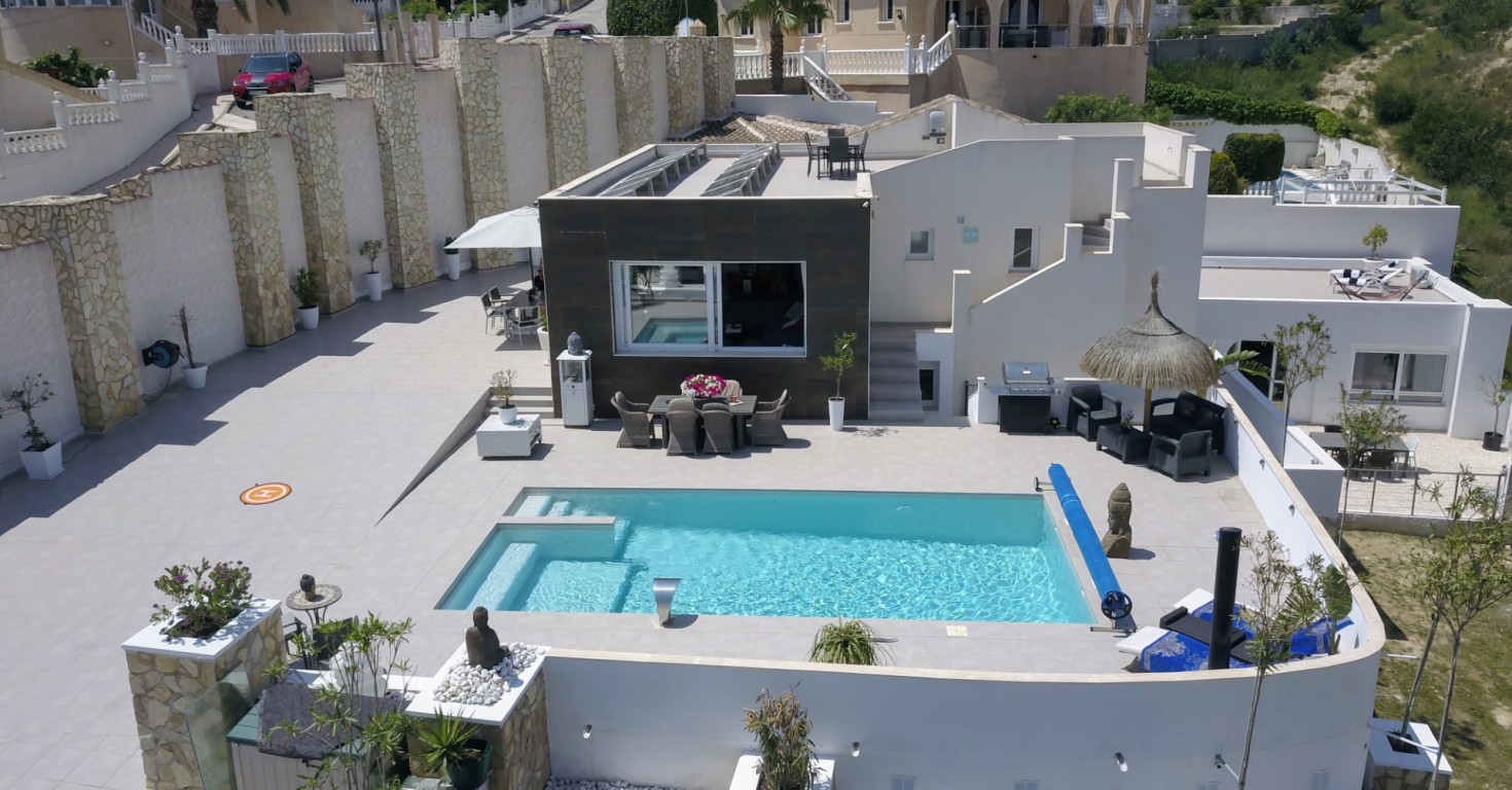 This beautiful modern villa located in Ciudad Quesada on the top