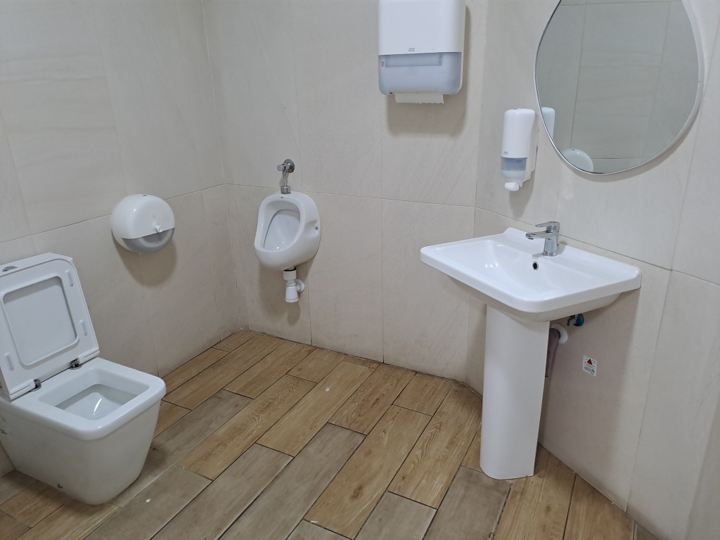 Bedroom in commercial for sale in La Mata