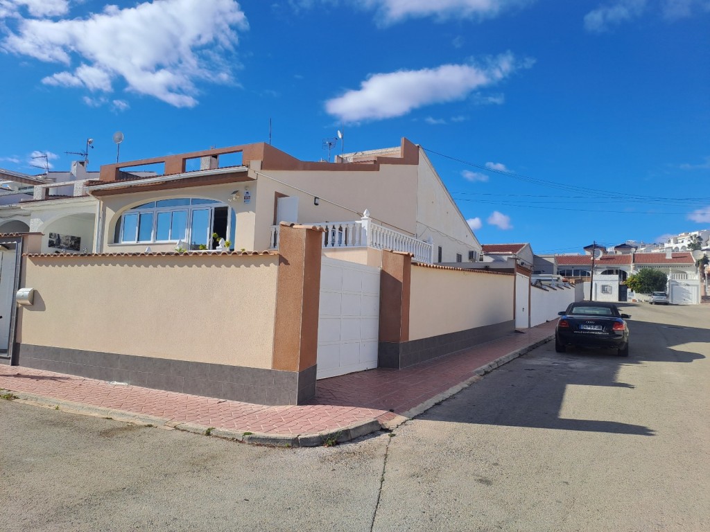We present At the Costa Blanca Alicante a half open Villa with garden