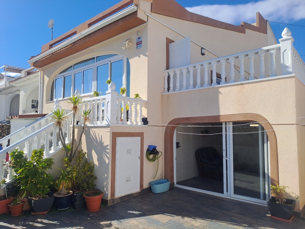 We present At the Costa Blanca Alicante a half open Villa with garden