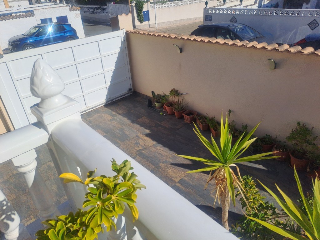 We present At the Costa Blanca Alicante a half open Villa with garden