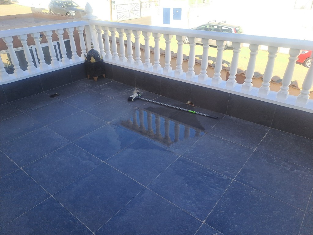 We present At the Costa Blanca Alicante a half open Villa with garden