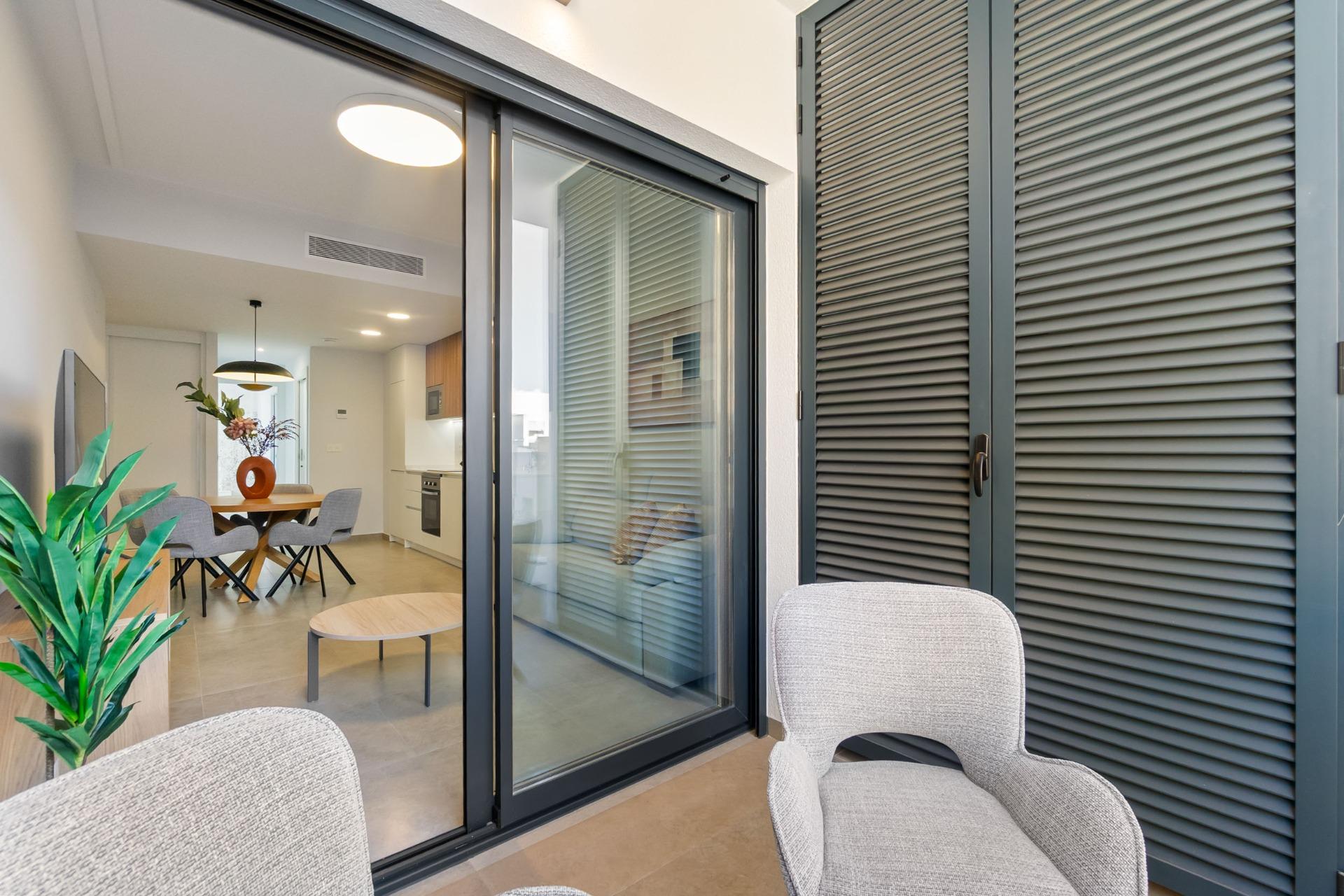 This modern resale apartment offers a functional and bright layout in a convenient area of Torreviej