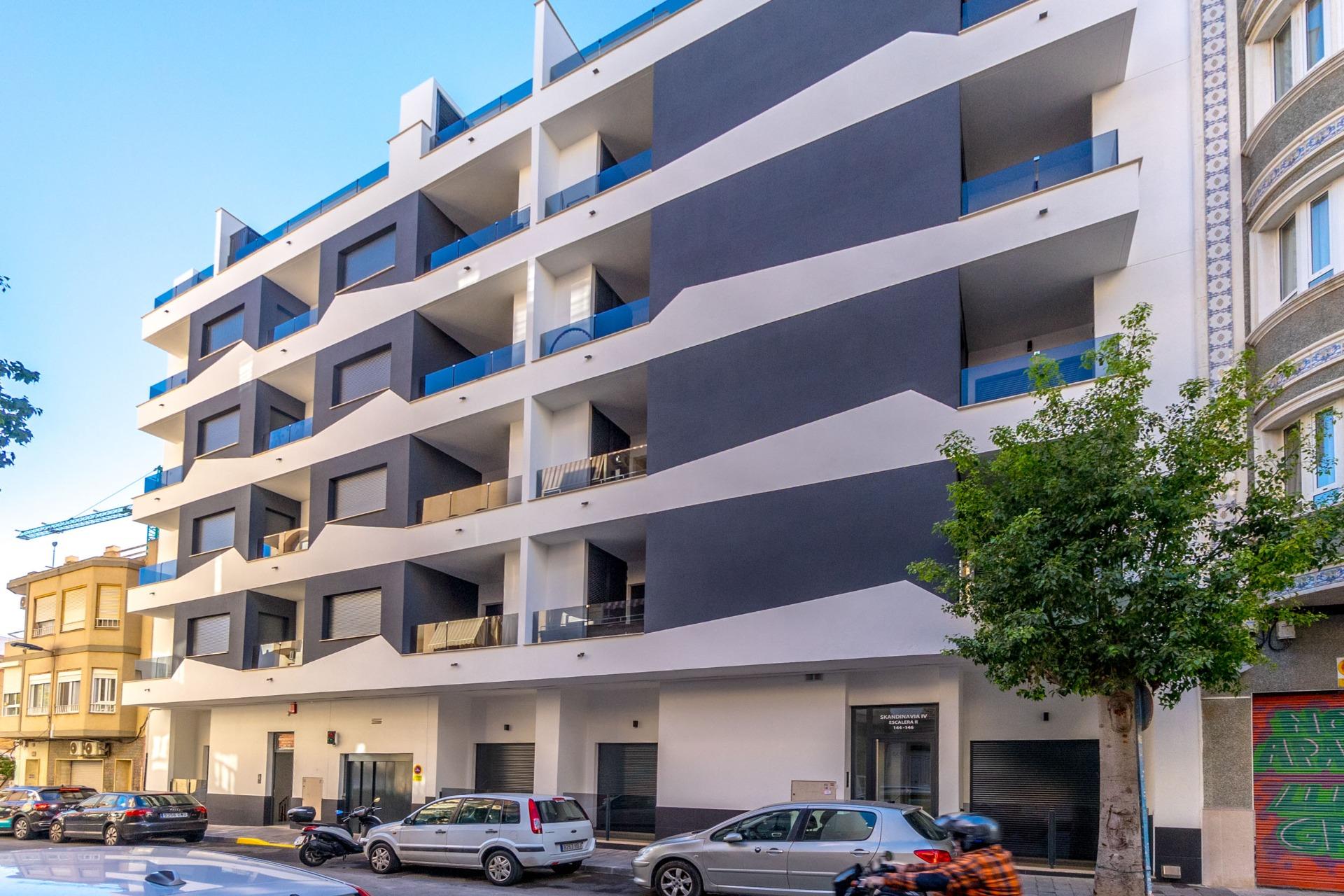This modern resale apartment offers a functional and bright layout in a convenient area of Torreviej