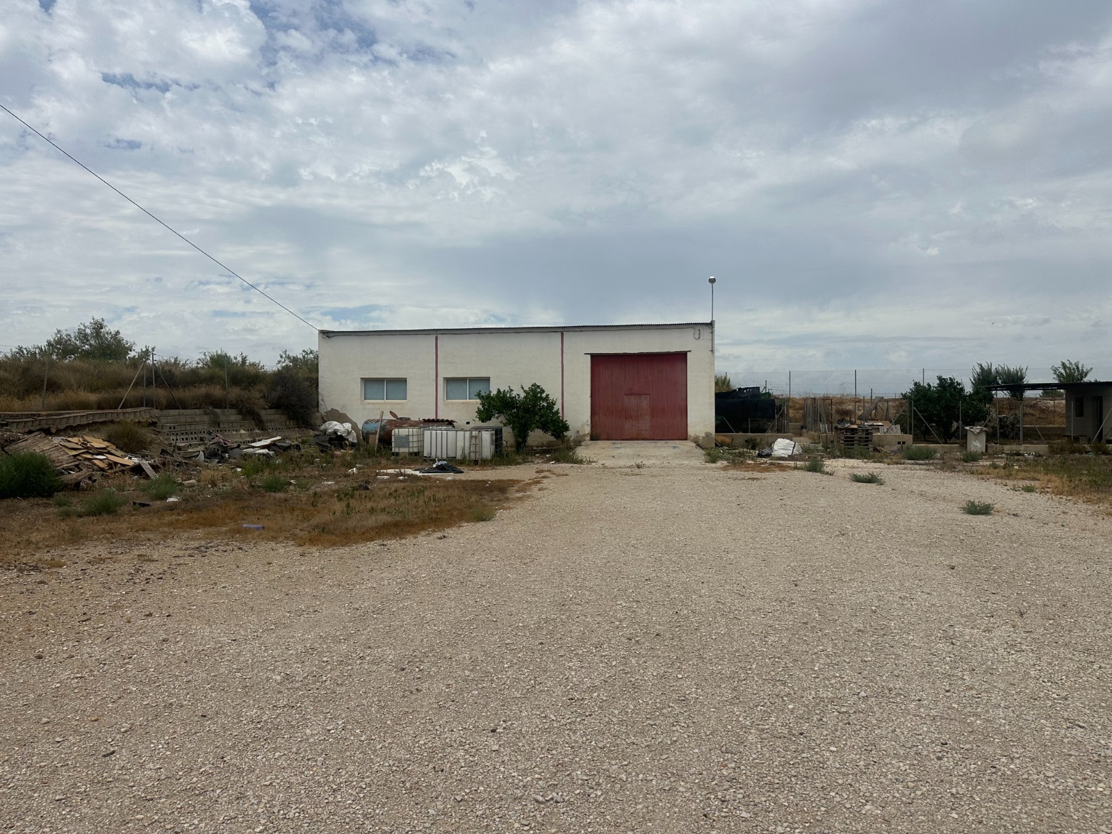 We present you a plot of land in the outskirts of Torremendo with a warehouse (registered on the dee