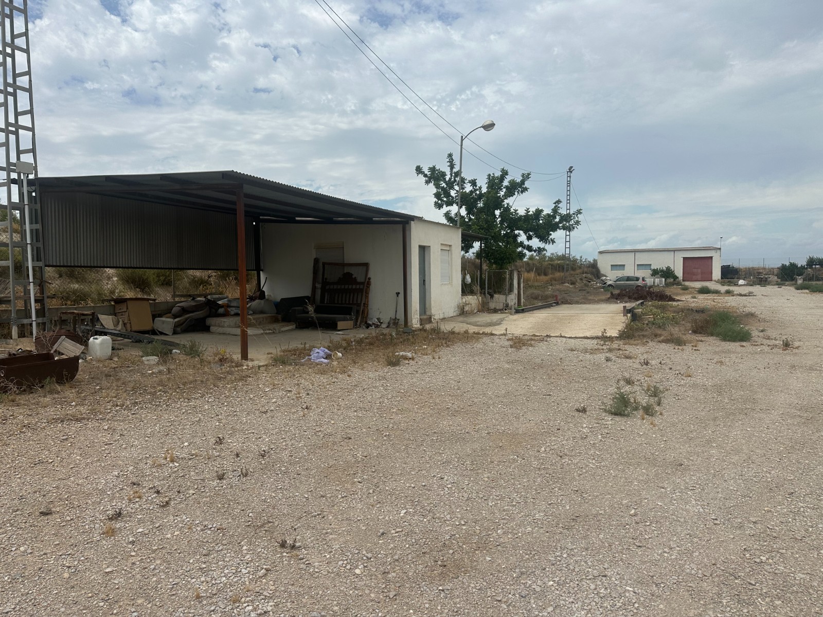 We present you a plot of land in the outskirts of Torremendo with a warehouse (registered on the dee