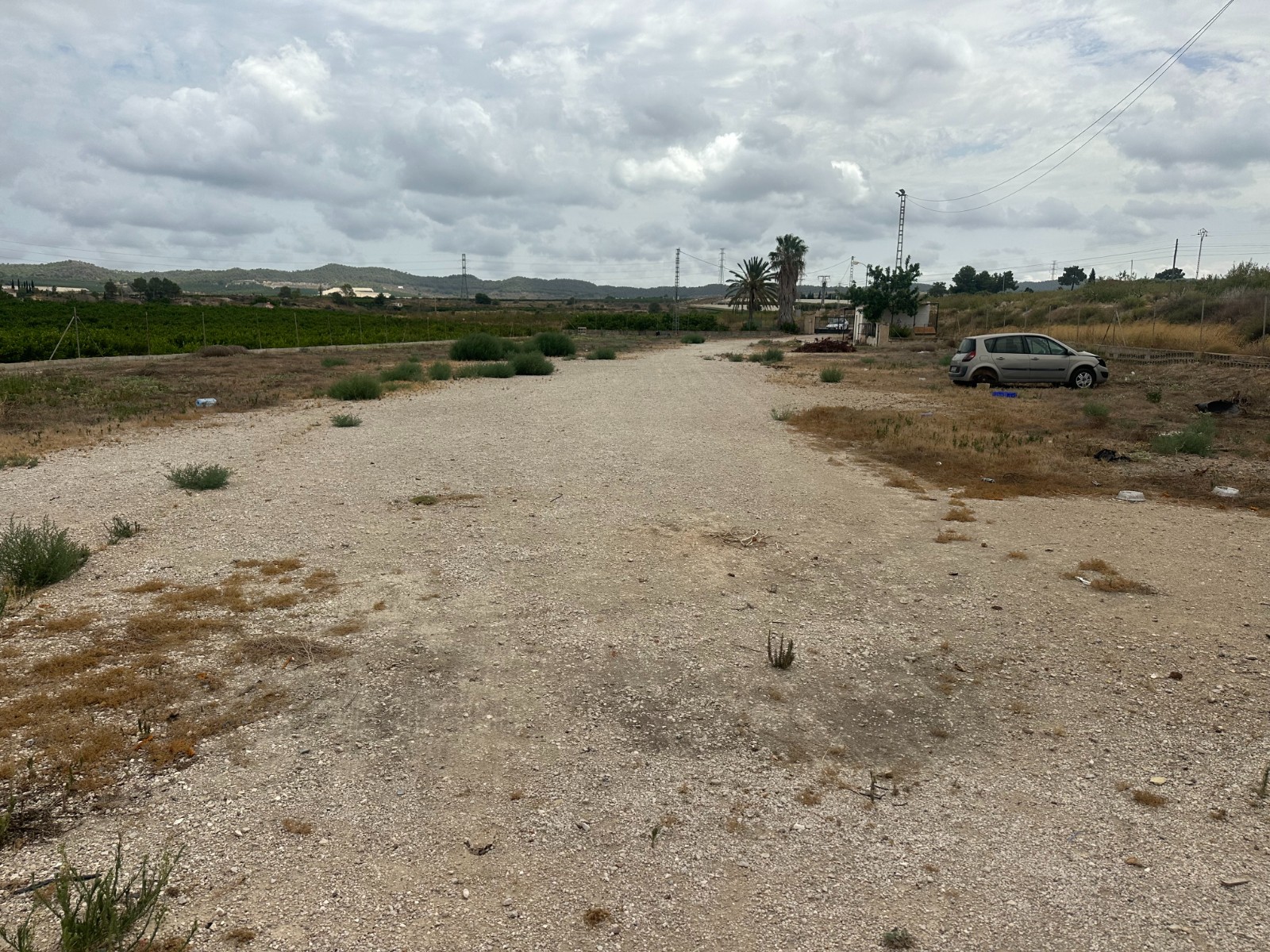 We present you a plot of land in the outskirts of Torremendo with a warehouse (registered on the dee