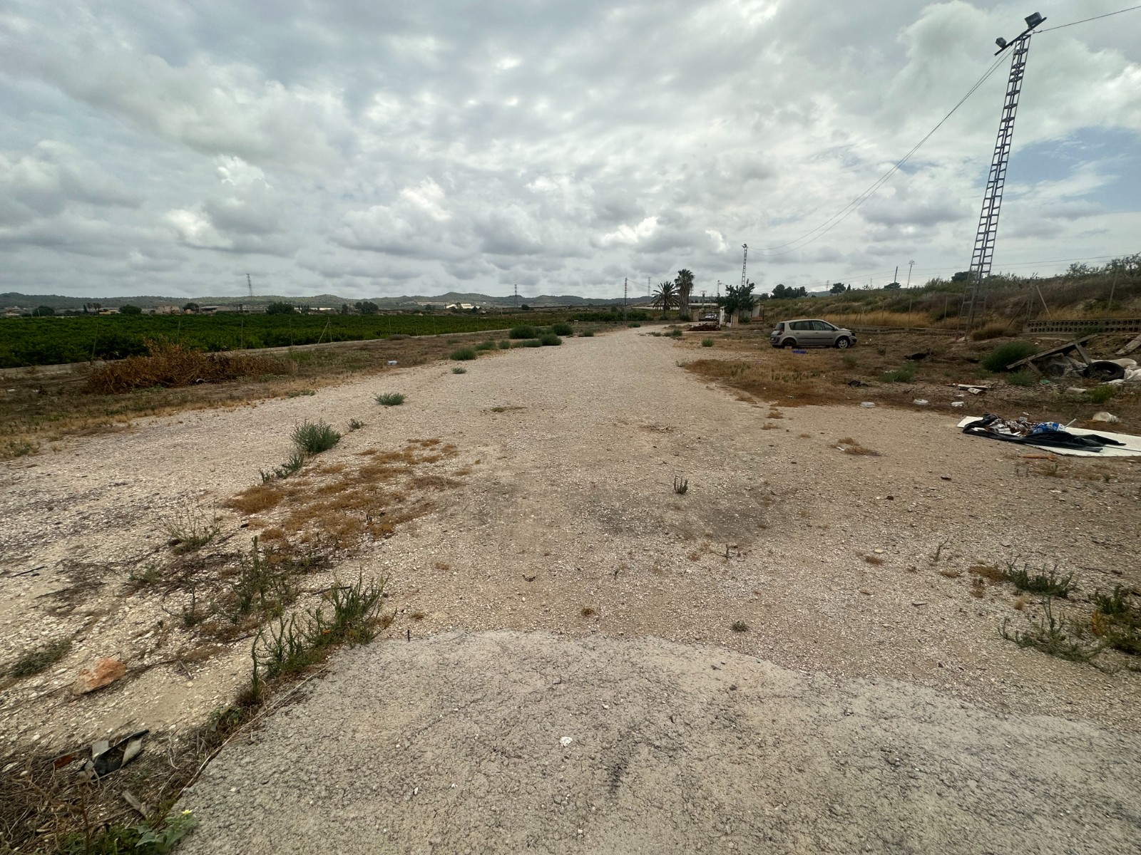 We present you a plot of land in the outskirts of Torremendo with a warehouse (registered on the dee