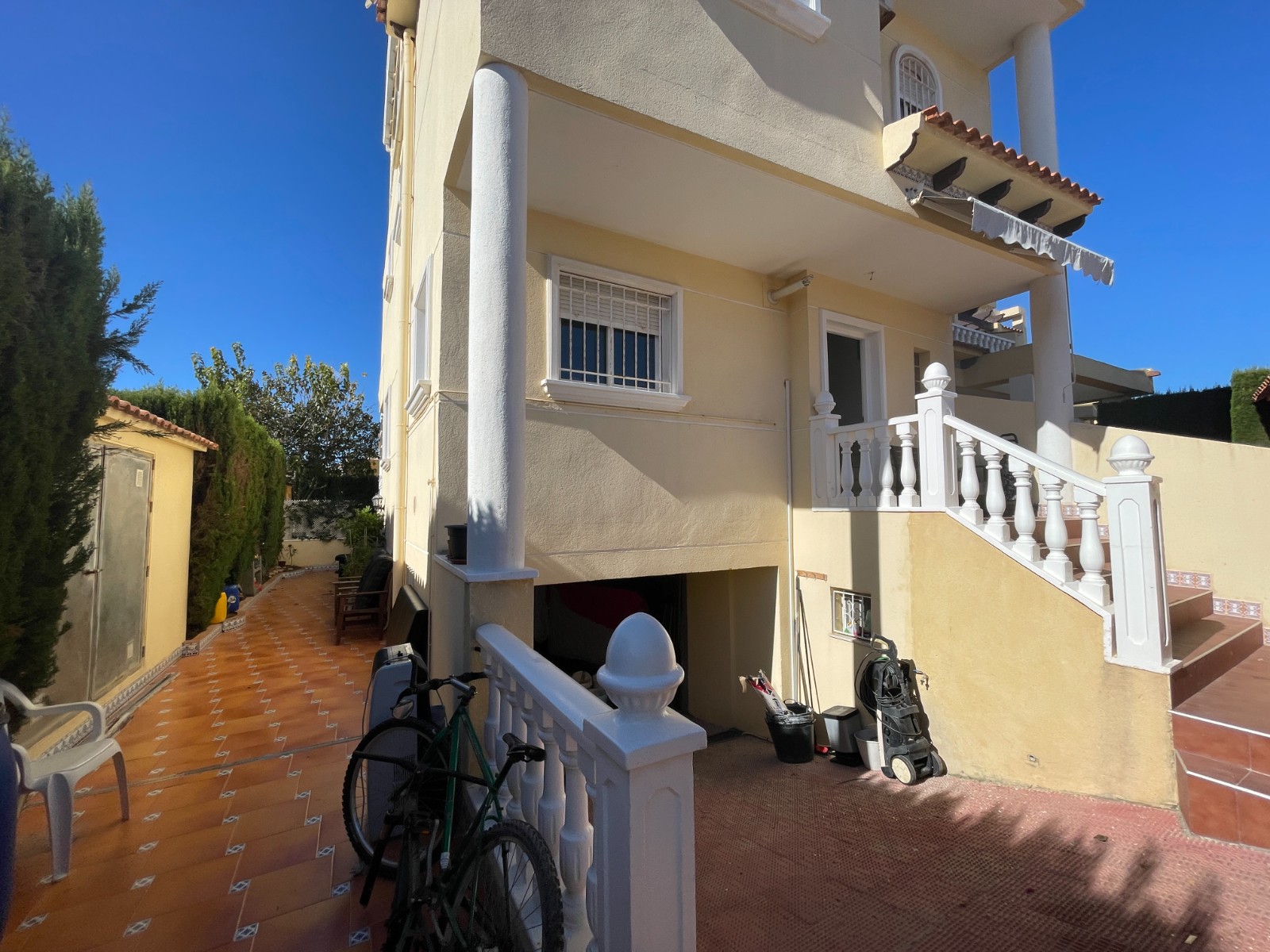 Terrace in villa for sale in Guardamar del Segura