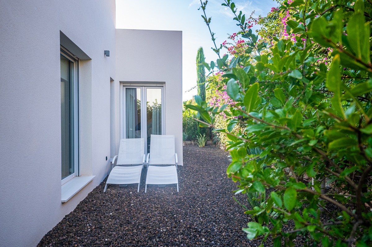 Pool area in villa for sale in Algorfa