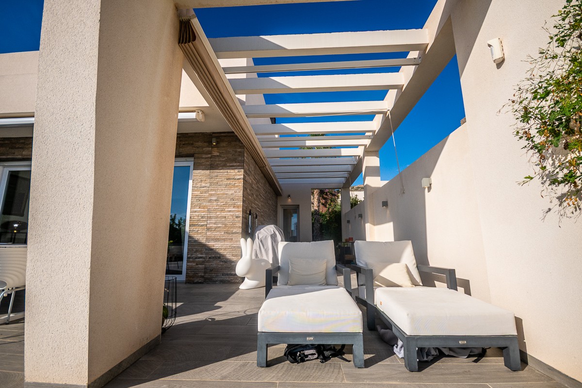 Bedroom in villa for sale in Algorfa