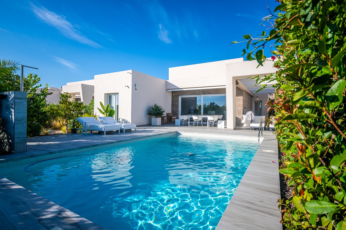 Pool area in villa for sale in Algorfa