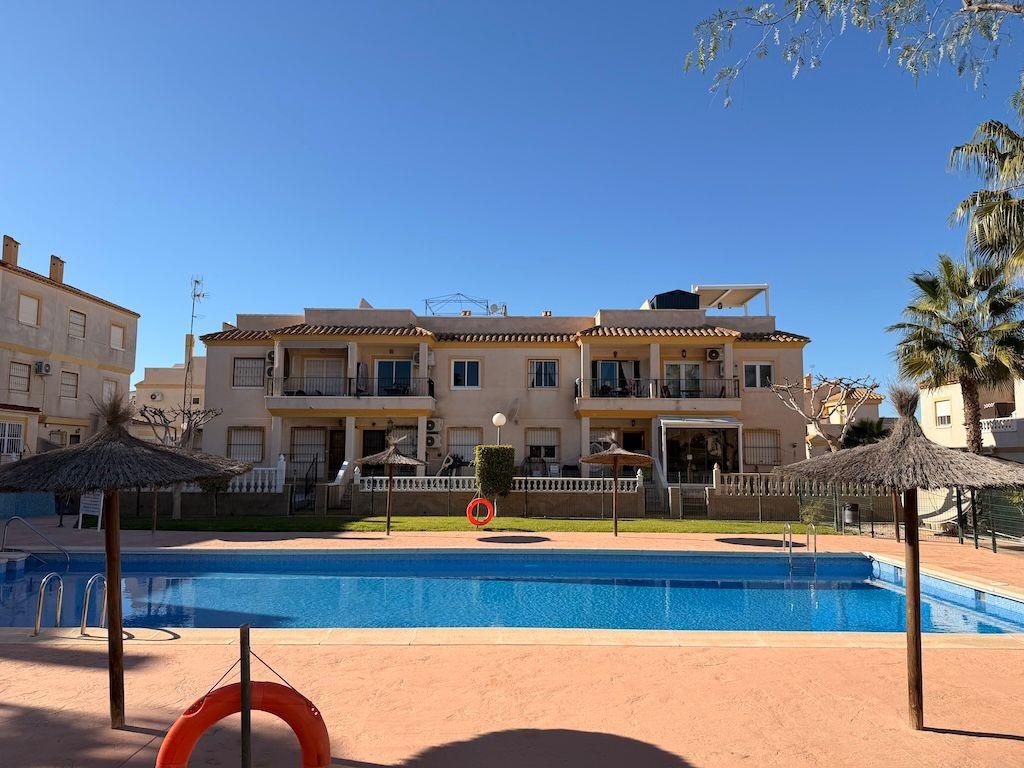 Garden in bungalow for sale in Orihuela Costa