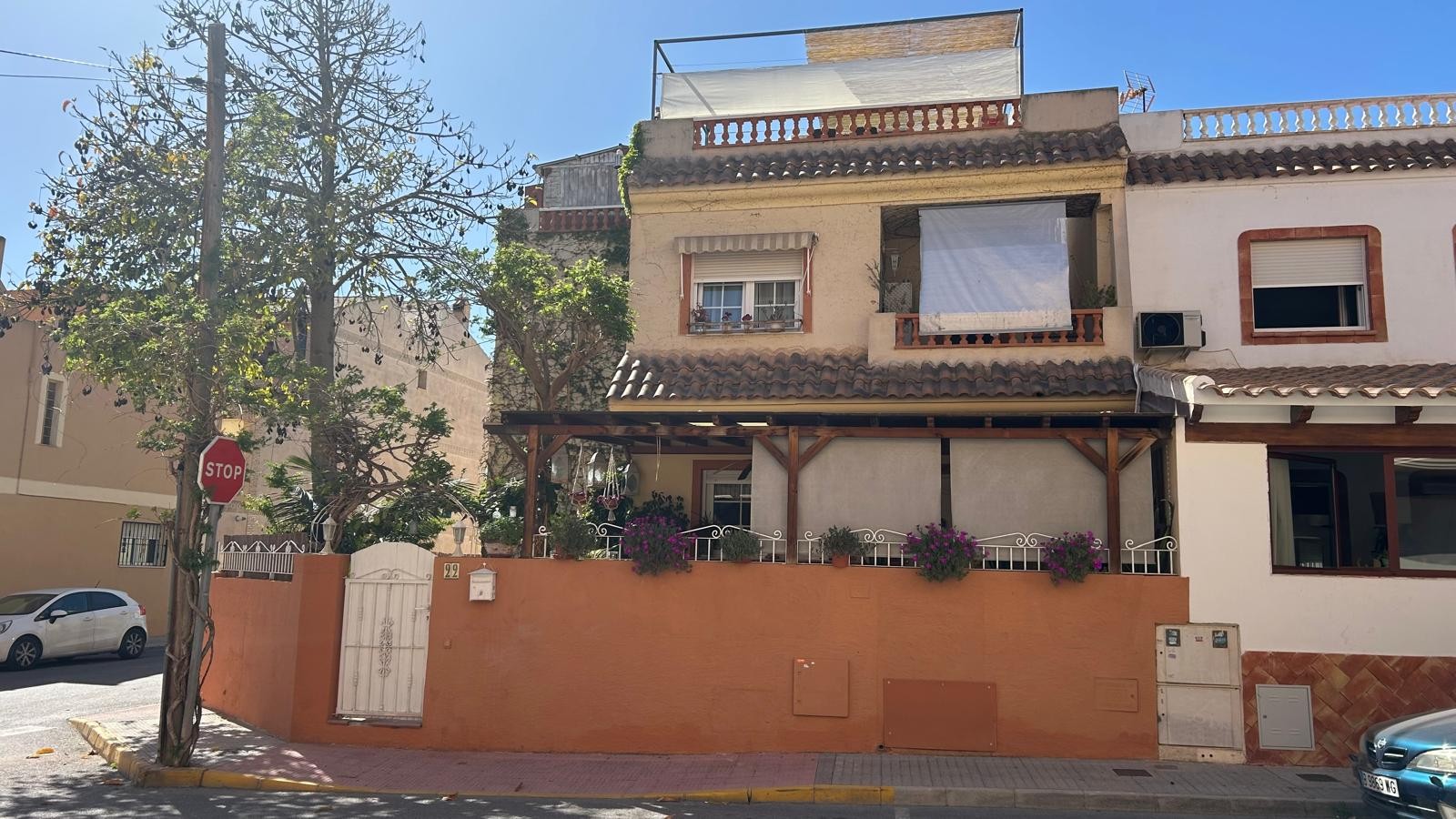 This charming semi-detached house in Los Montesinos offers a comfortable and well-maintained living