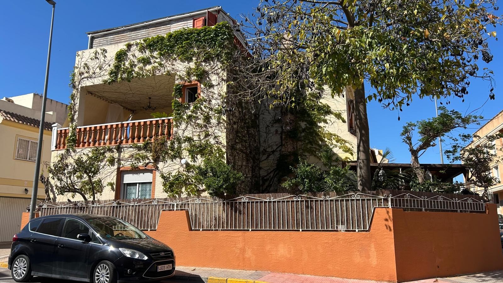 This charming semi-detached house in Los Montesinos offers a comfortable and well-maintained living