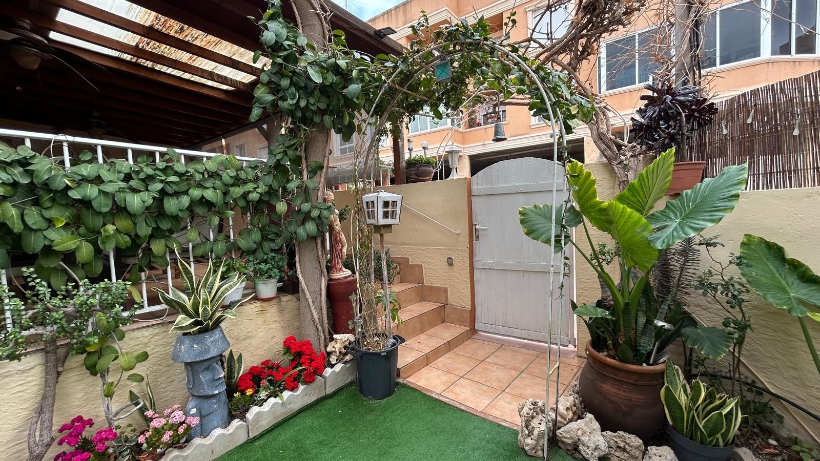 Pool area in villa for sale in Los Montesinos