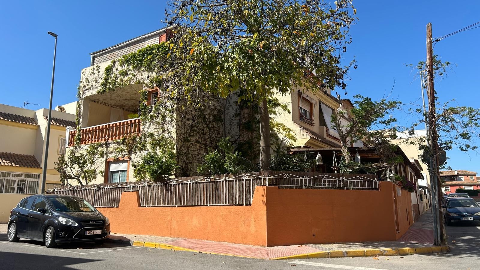 This charming semi-detached house in Los Montesinos offers a comfortable and well-maintained living