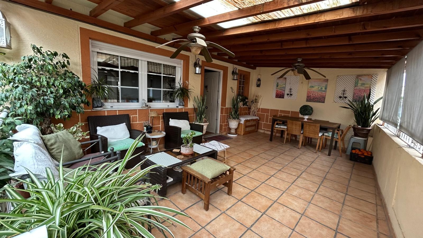 This charming semi-detached house in Los Montesinos offers a comfortable and well-maintained living