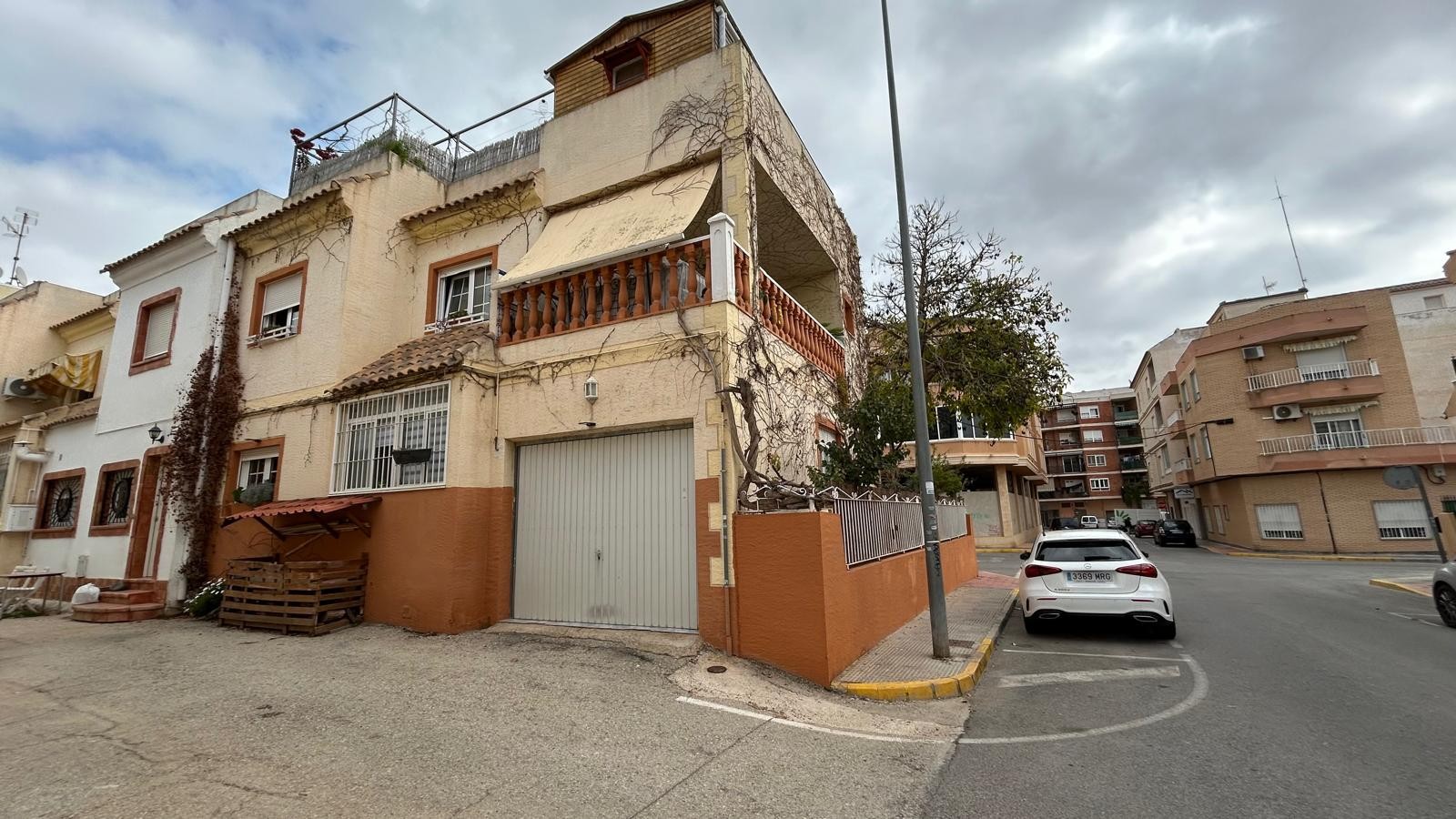 This charming semi-detached house in Los Montesinos offers a comfortable and well-maintained living