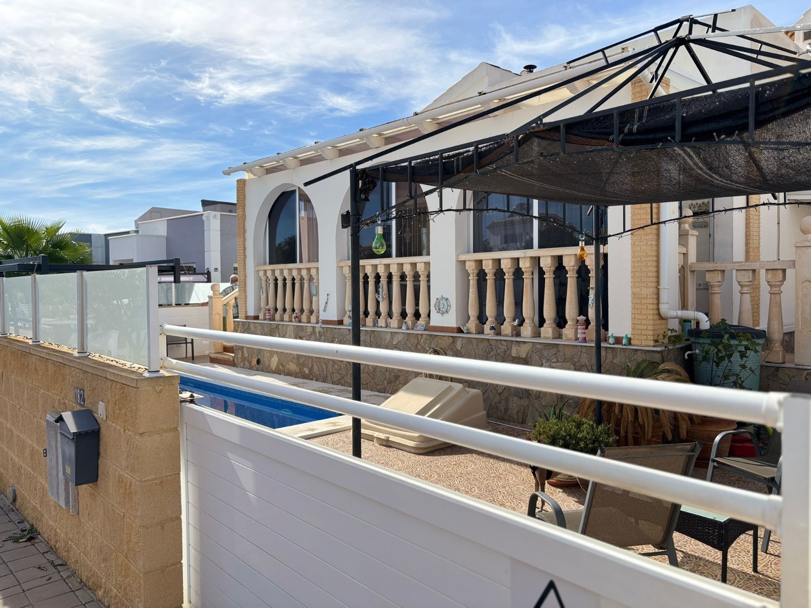 Discover this beautiful detached villa in a quiet residential area of Sierra Golf (Avileses), ideal