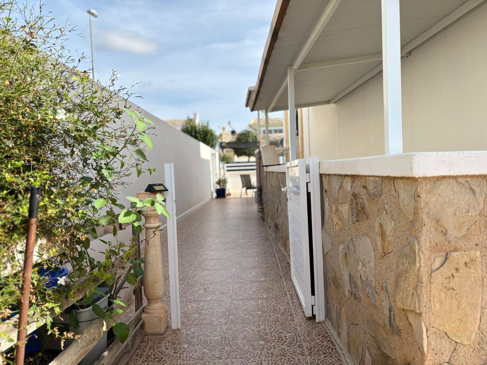 Discover this beautiful detached villa in a quiet residential area of Sierra Golf (Avileses), ideal