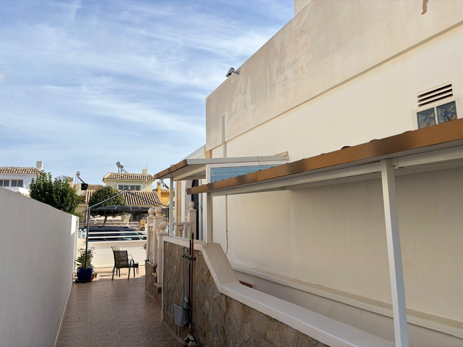 Discover this beautiful detached villa in a quiet residential area of Sierra Golf (Avileses), ideal