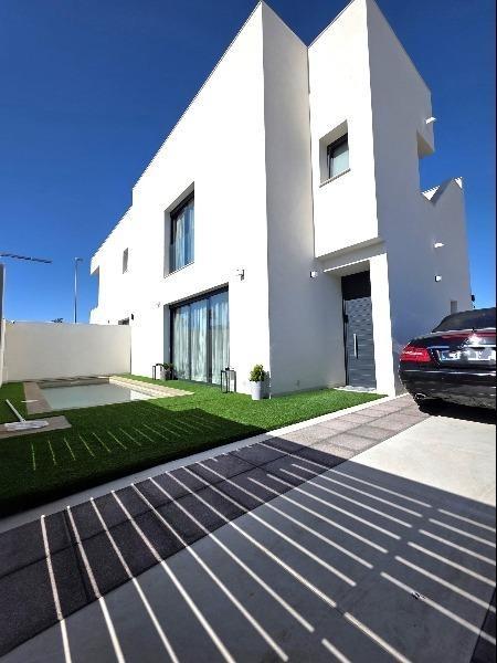 Master bedroom in villa for sale in Benijofar
