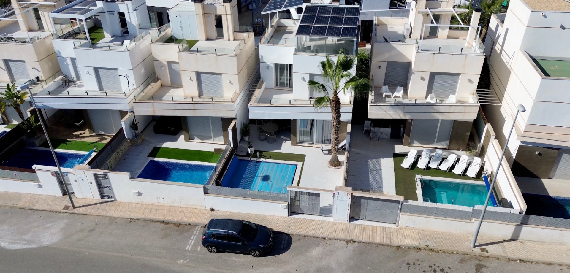 Discover this beautifully maintained detached villa located in the sought-after area of Lomas de Cab