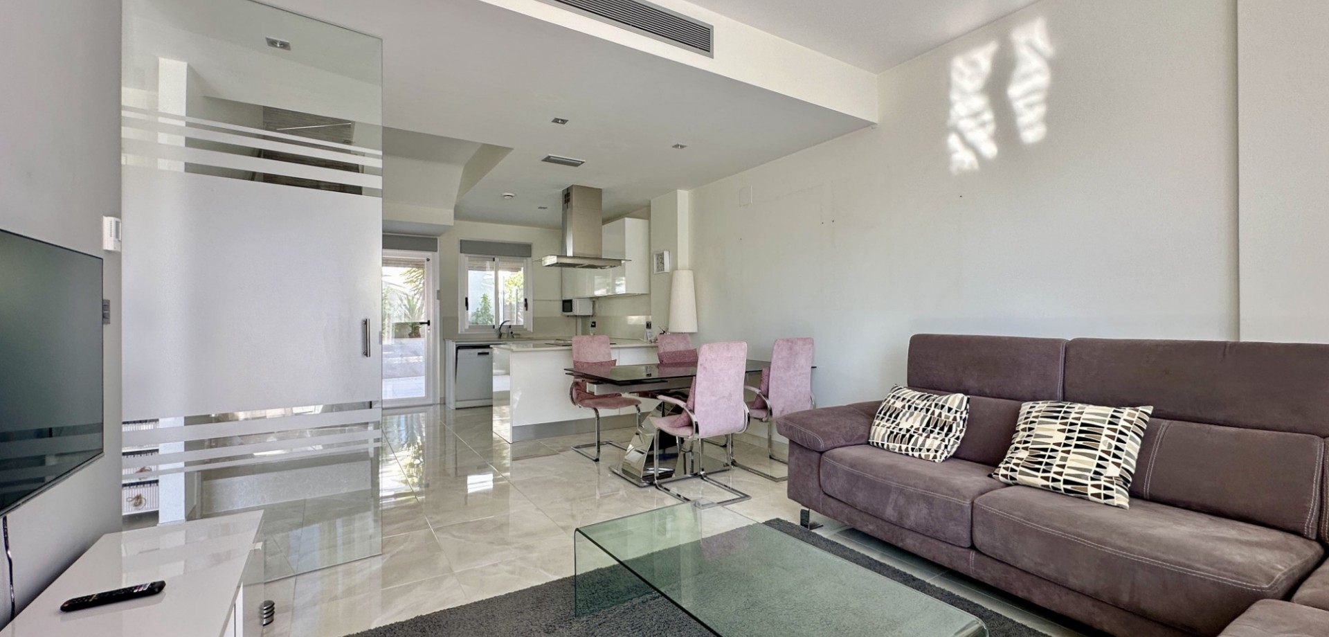 Discover this beautifully maintained detached villa located in the sought-after area of Lomas de Cab