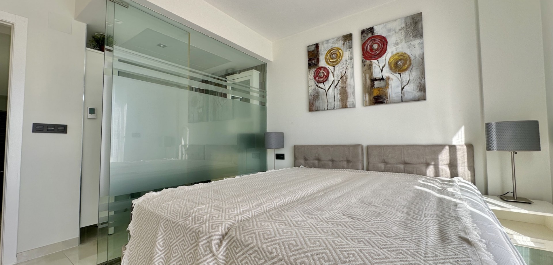 Discover this beautifully maintained detached villa located in the sought-after area of Lomas de Cab