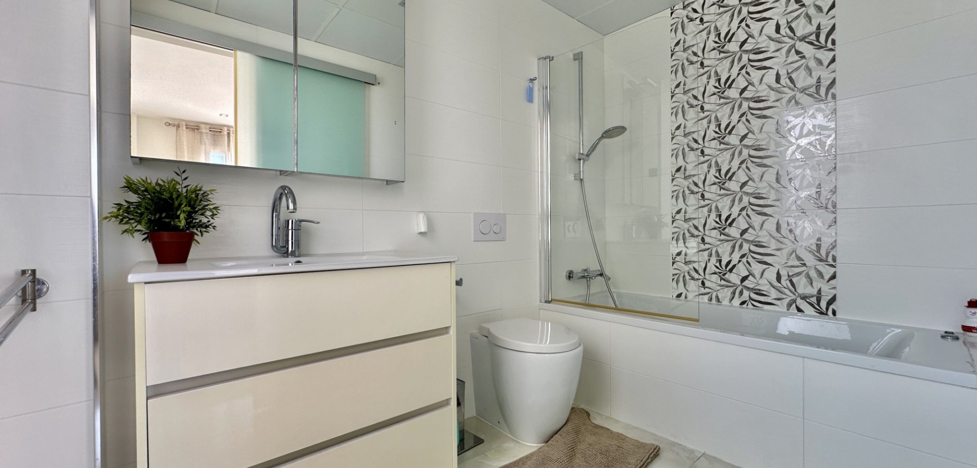 Bedroom in villa for sale in Orihuela Costa