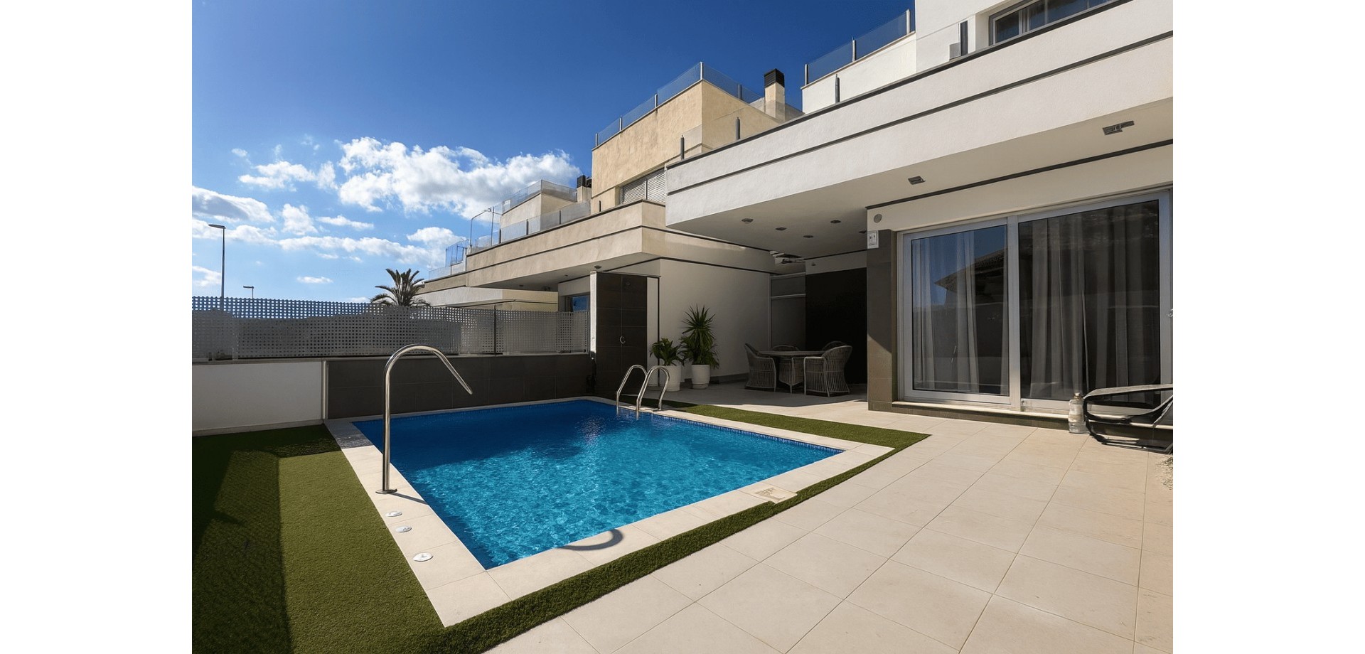 Discover this beautifully maintained detached villa located in the sought-after area of Lomas de Cab