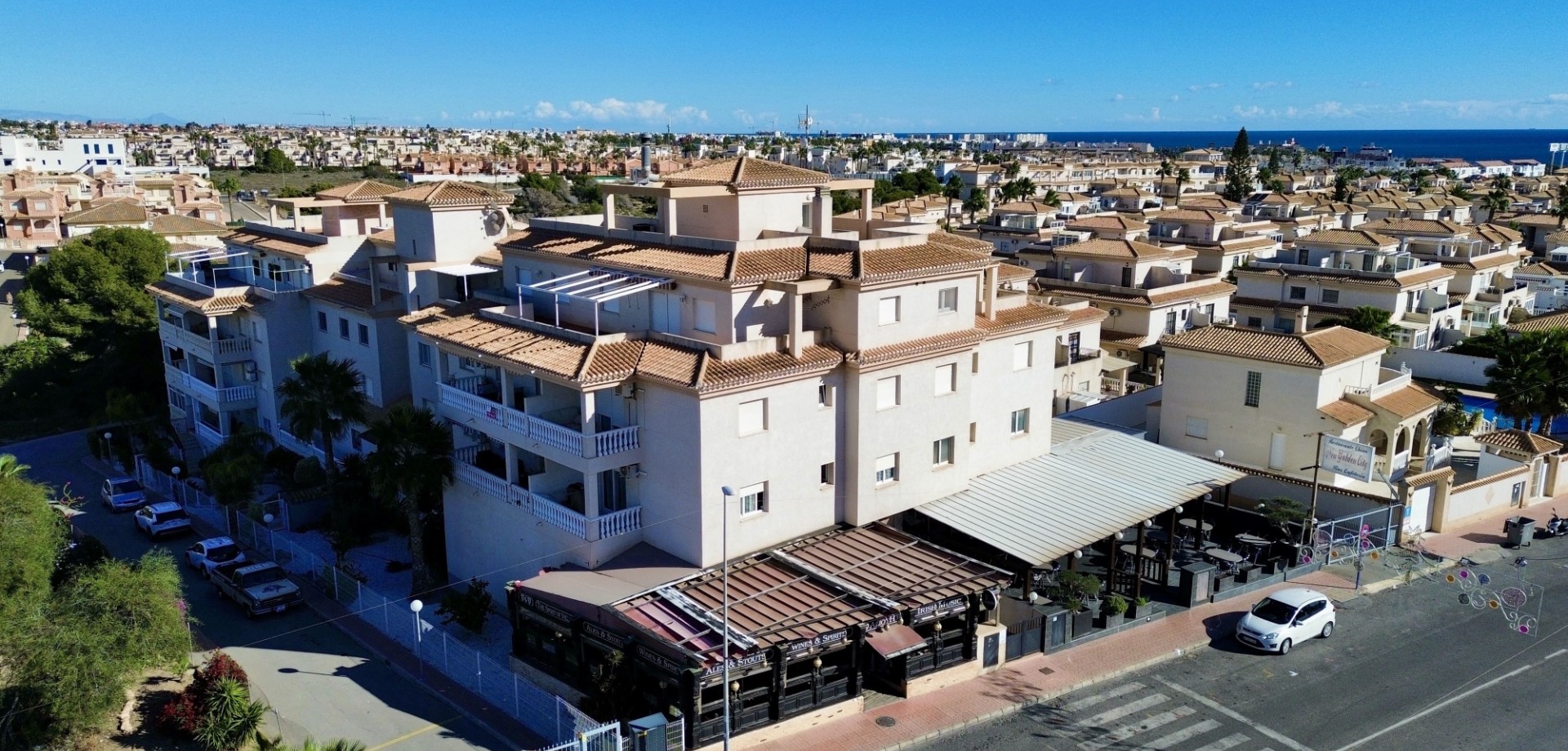 Introducing a charming apartment located on Calle Nicolás de Bussi, Playa Flamenca — an ideal home f