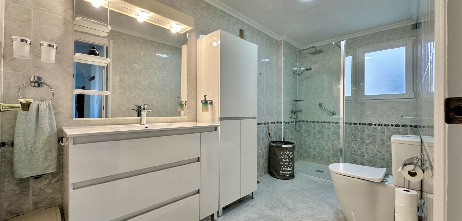 Introducing a charming apartment located on Calle Nicolás de Bussi, Playa Flamenca — an ideal home f