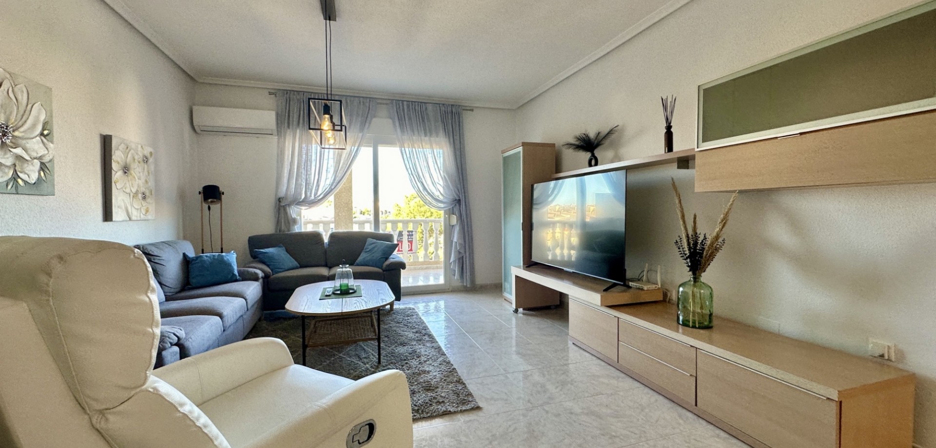 Introducing a charming apartment located on Calle Nicolás de Bussi, Playa Flamenca — an ideal home f