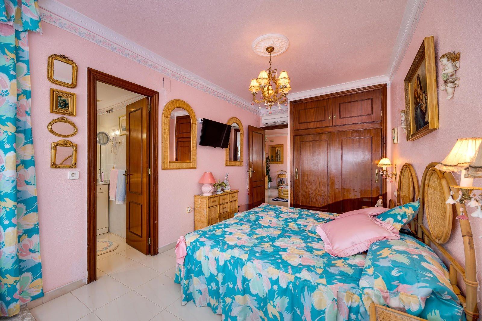 Bedroom in apartment for sale in Torrevieja