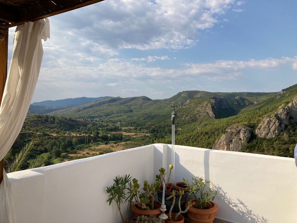 Master bedroom in villa for sale in Chulilla