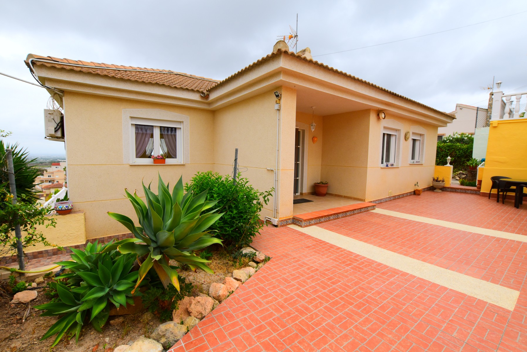 Master bedroom in villa for sale in Algorfa
