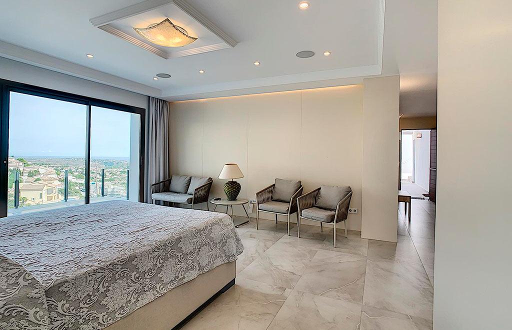 Bedroom in villa for sale in Cumbre del Sol
