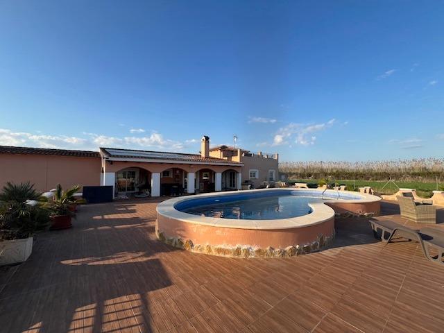 Dining area in finca for sale in Dolores