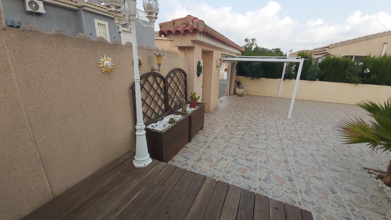 Garden in villa for sale in Benimar