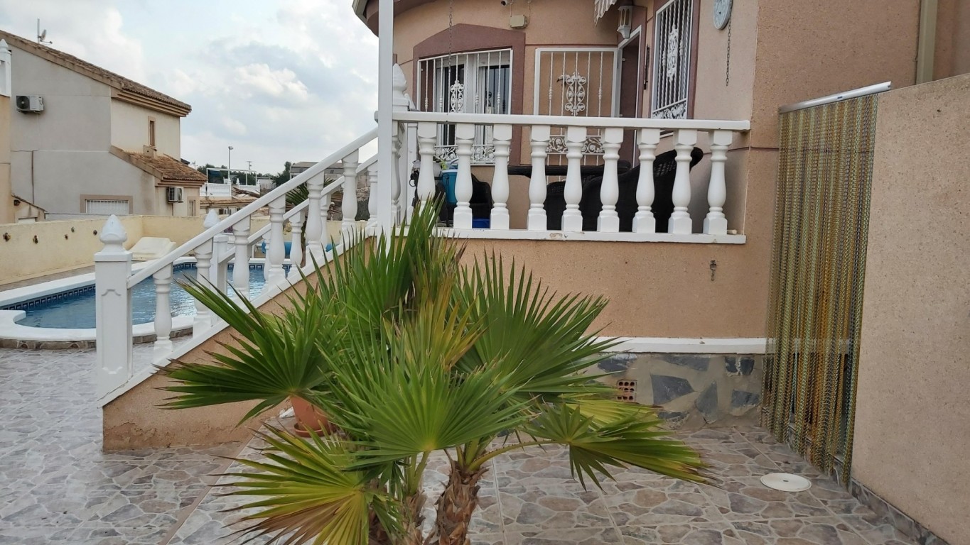 Dining area in villa for sale in Benimar
