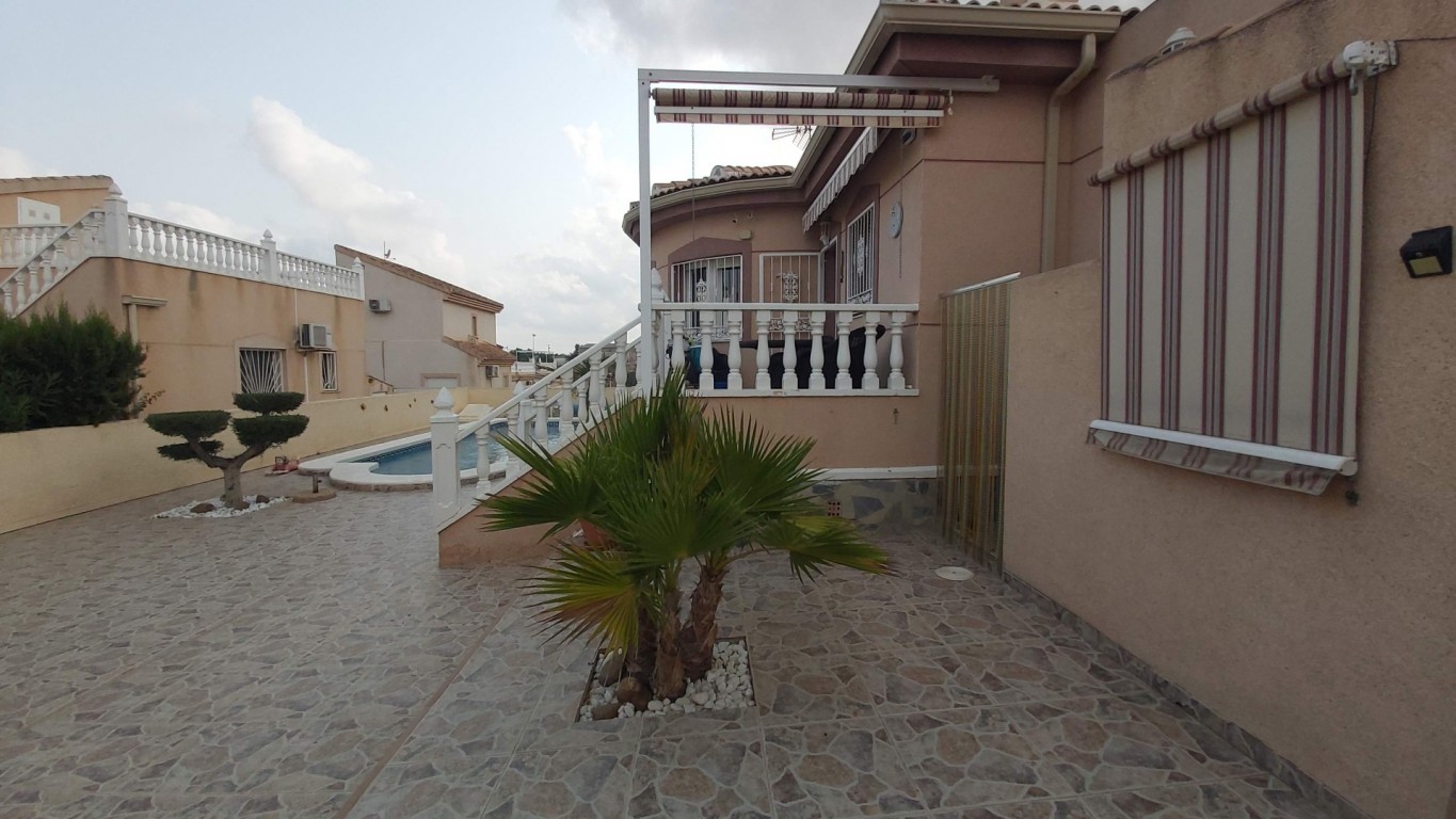 Bedroom in villa for sale in Benimar