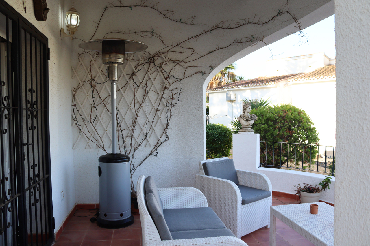 Ready to move into this detached 2 bedroom, 2 bathroom villa is located on the sought after urbanisa