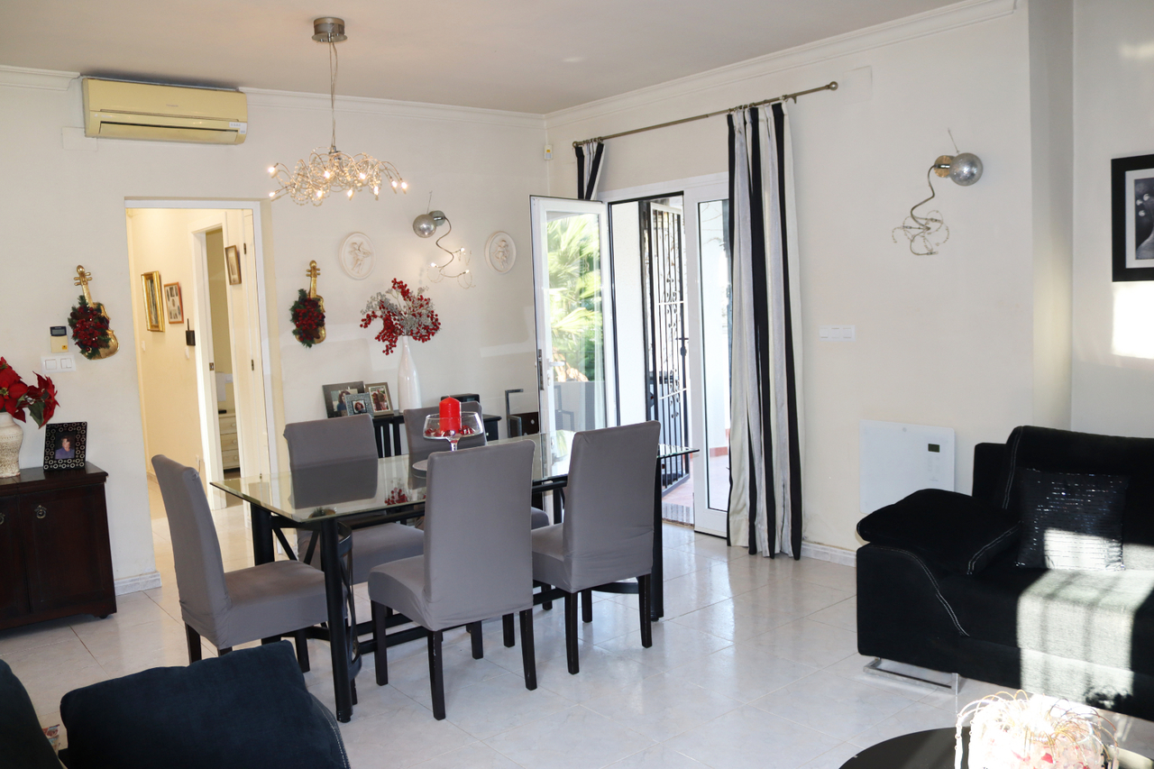 Ready to move into this detached 2 bedroom, 2 bathroom villa is located on the sought after urbanisa